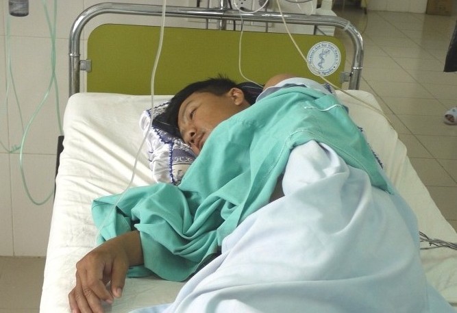 Bệnh nhân Đỗ Thành Nam đang được điều trị tại Bệnh viện Khánh Hòa nghi do bọ xít đốt.
